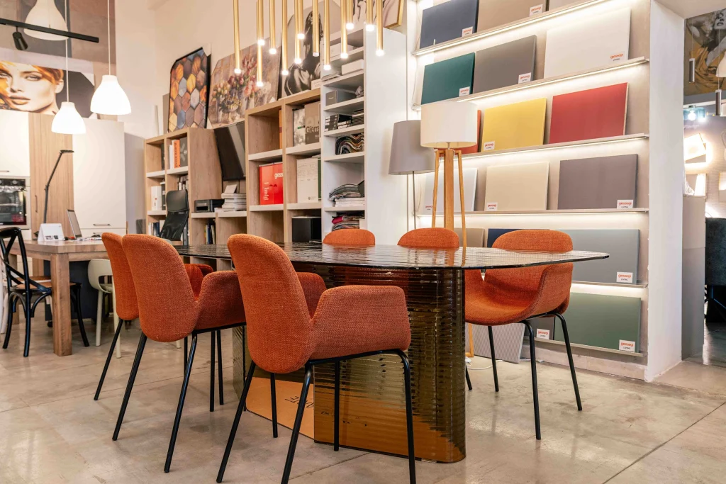 Showroom con tavolo e sedie arancioni