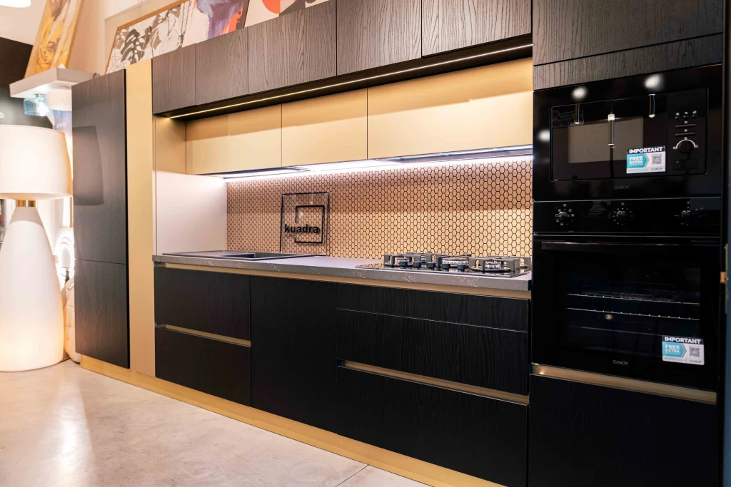 Cucina moderna con illuminazione sottopensile