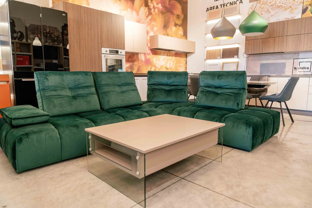 Divano componibile verde in esposizione