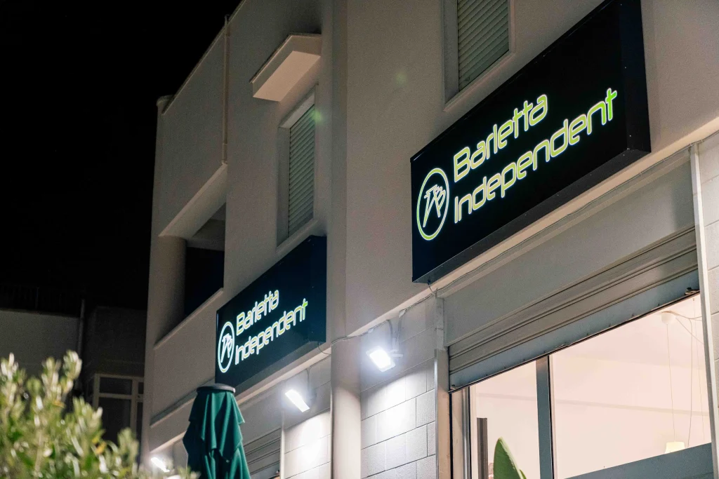 Insegna e vetrine dello showroom di sera