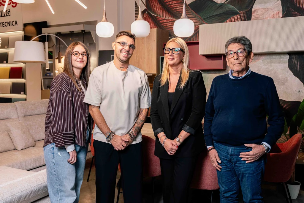 Lo staff di Barletta Independent nello showroom