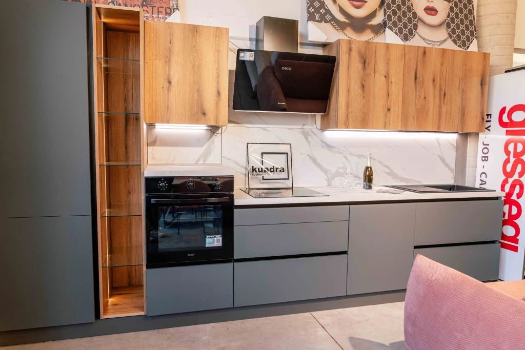 Cucina con top in marmo ed elettrodomestici neri