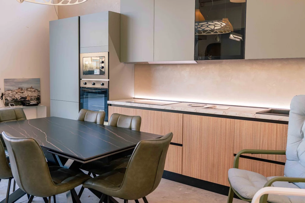 Cucina e tavolo da pranzo in esposizione