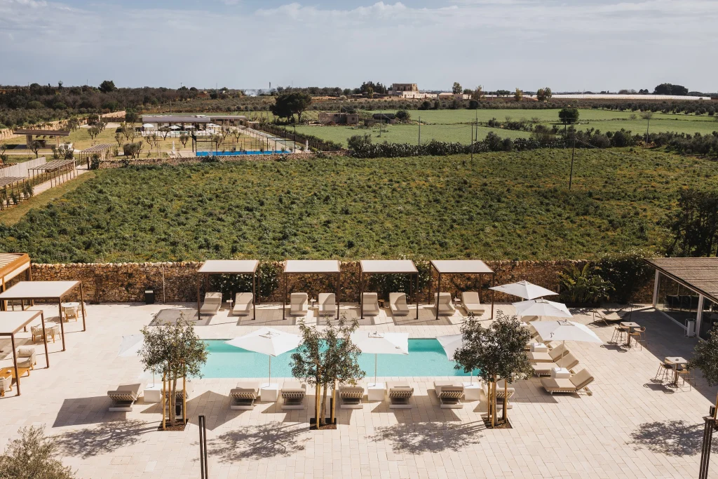 Vista dall'alto di Masseria Corsano con piscina e campagna