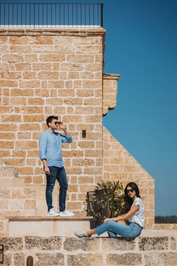 Coppia ai piedi della torre in pietra della masseria