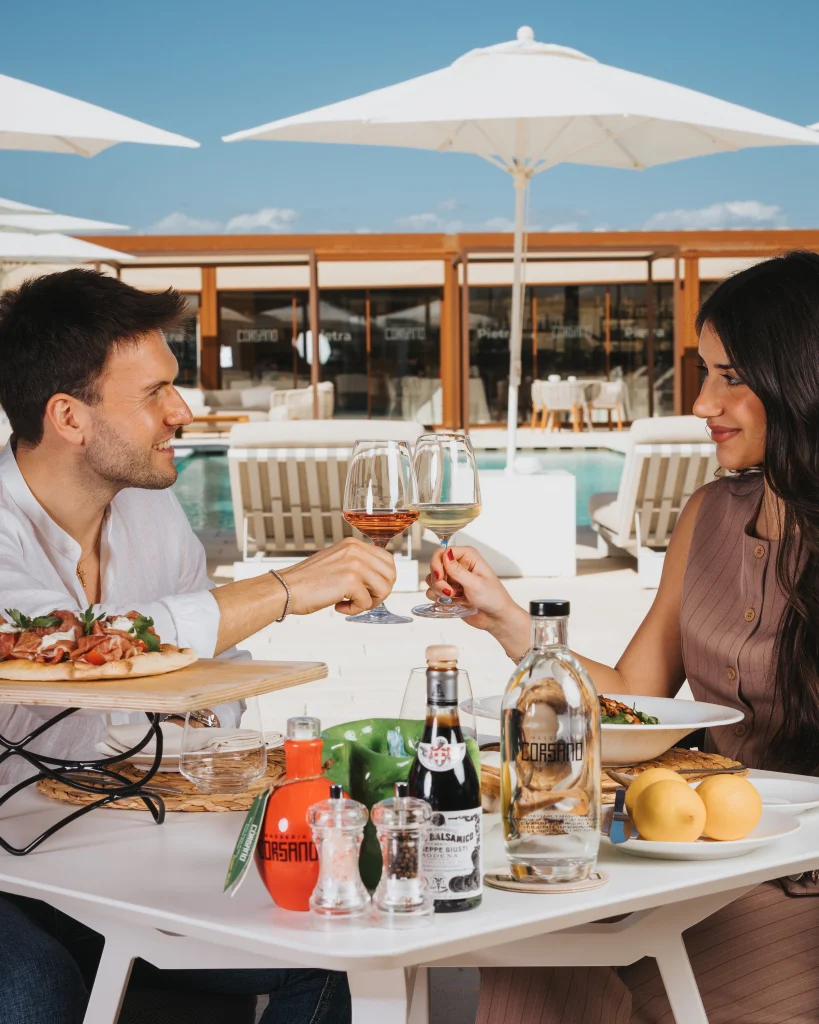 Pranzo all'aperto sotto gli ombrelloni