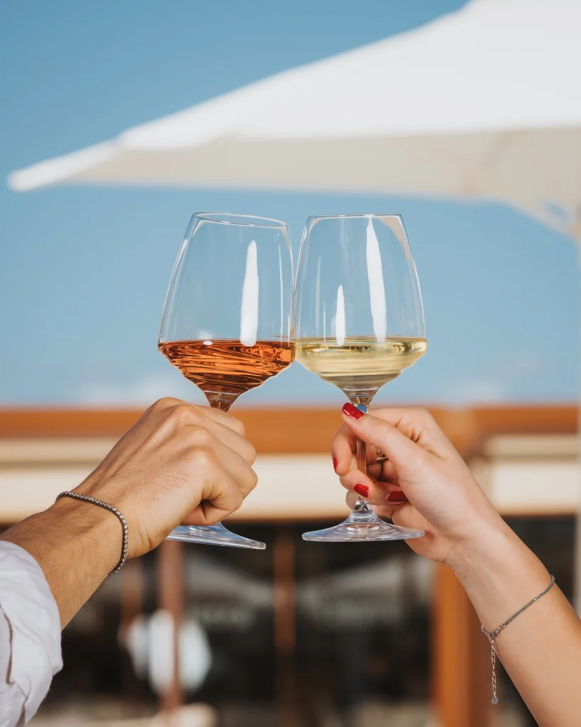 Brindisi con due calici di vino