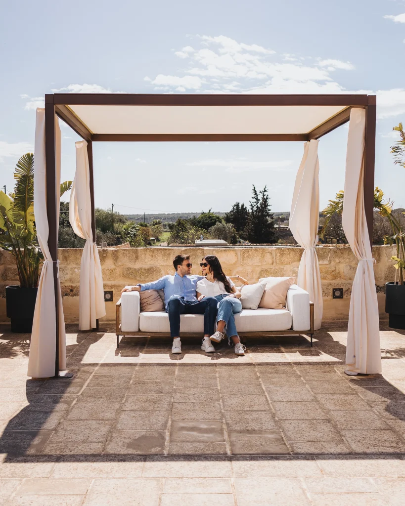 Coppia nel gazebo con vista sulla campagna