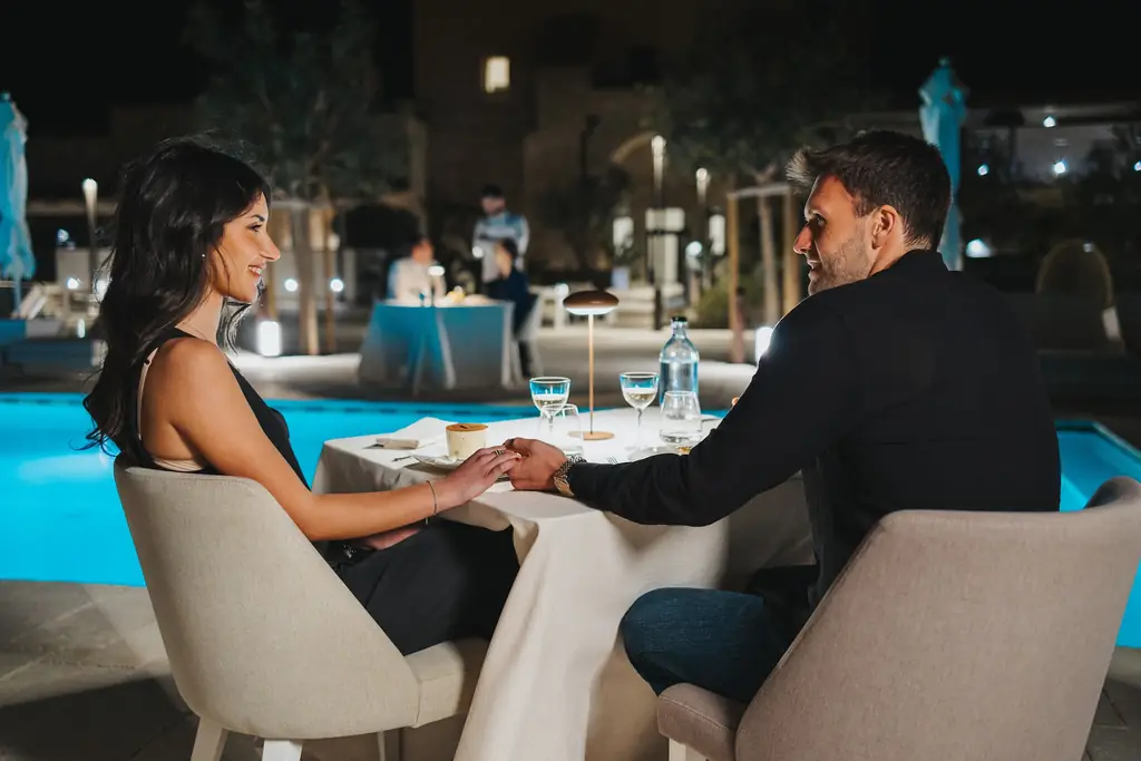 Cena a bordo piscina di sera