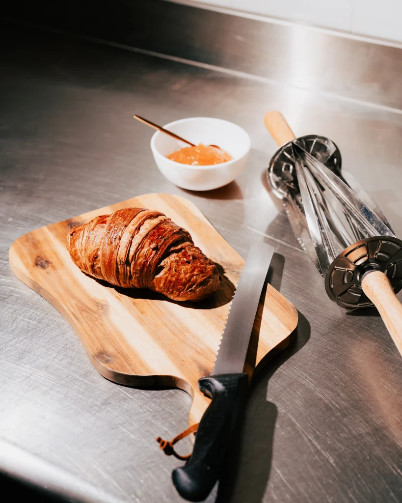 Croissant appena sfornati su un tagliere
