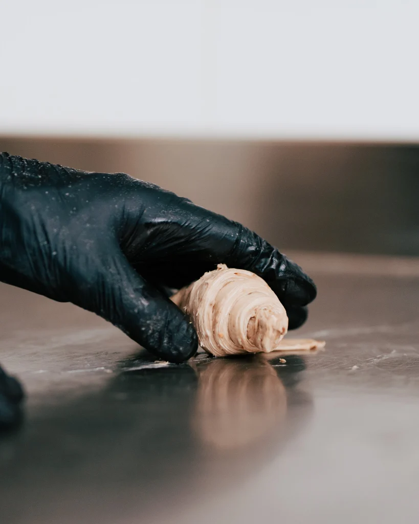 Lavorazione a mano dei croissant
