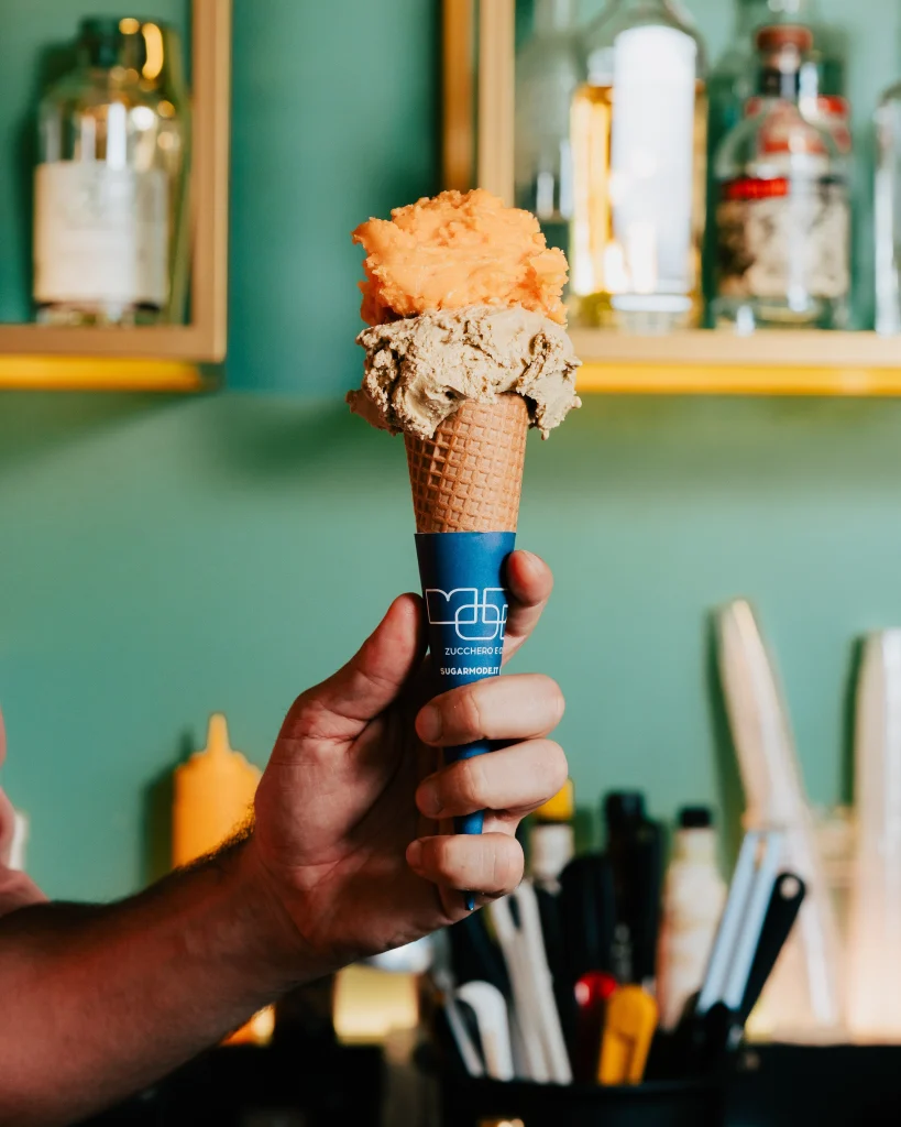 Cono gelato al bancone del bar