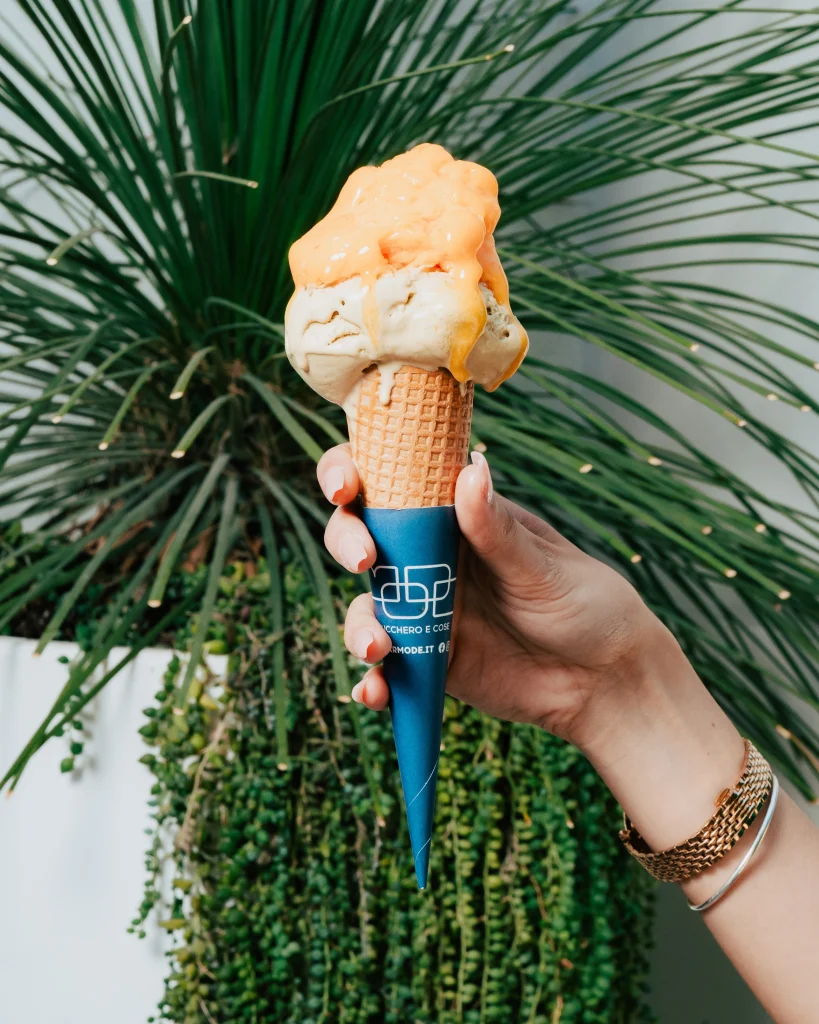 Cono gelato tra le foglie di palma