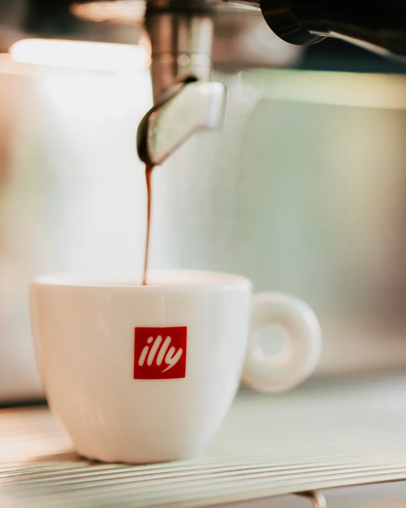 Caffè in tazzina appena estratto