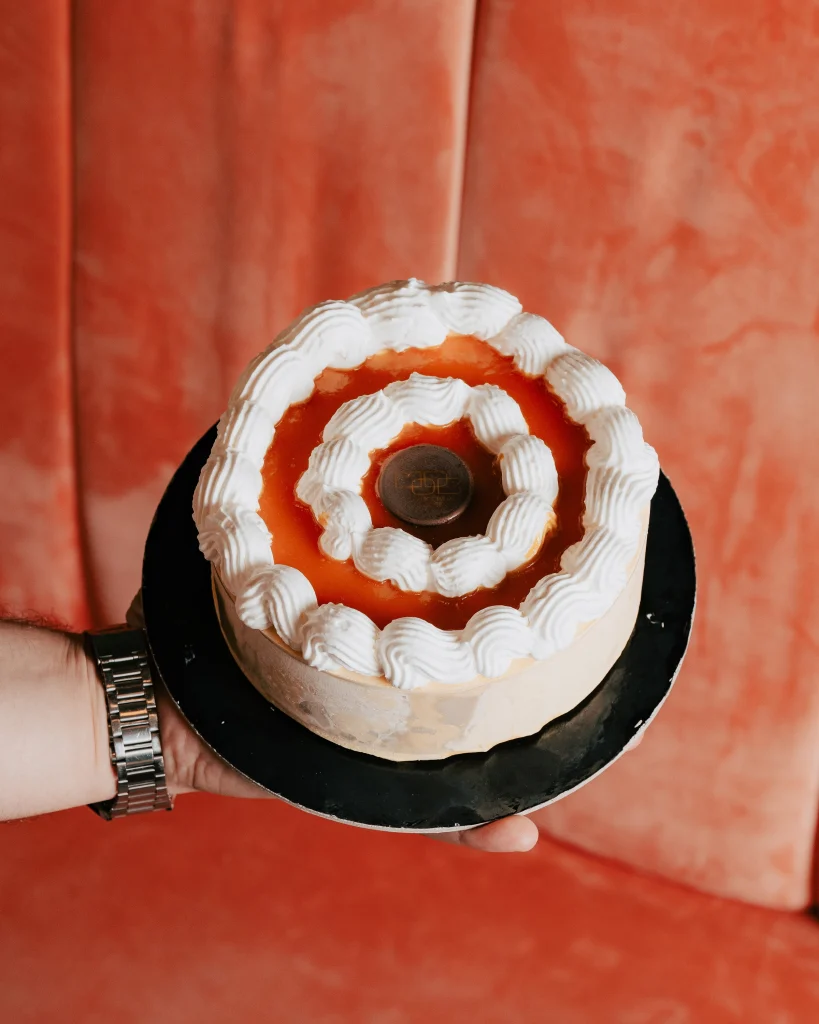 Torta presentata su una poltrona di velluto