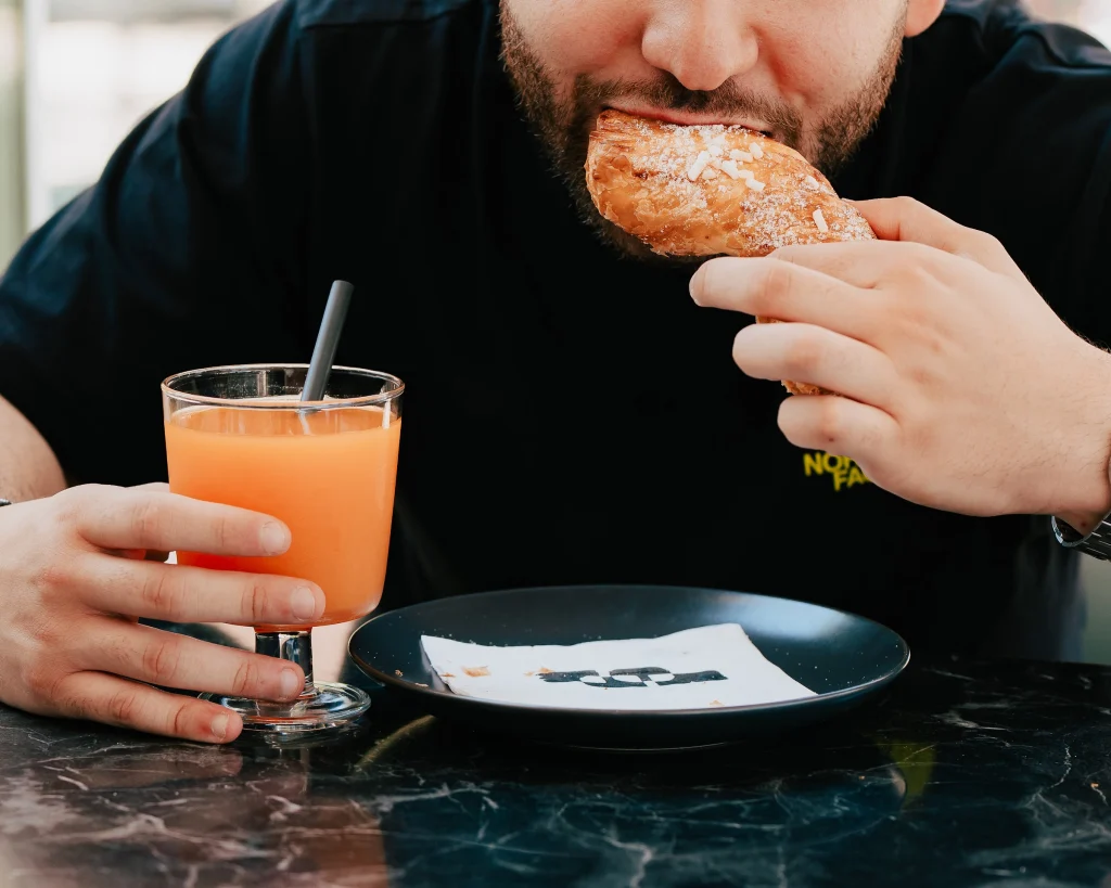 Cliente che assaggia una sfoglia