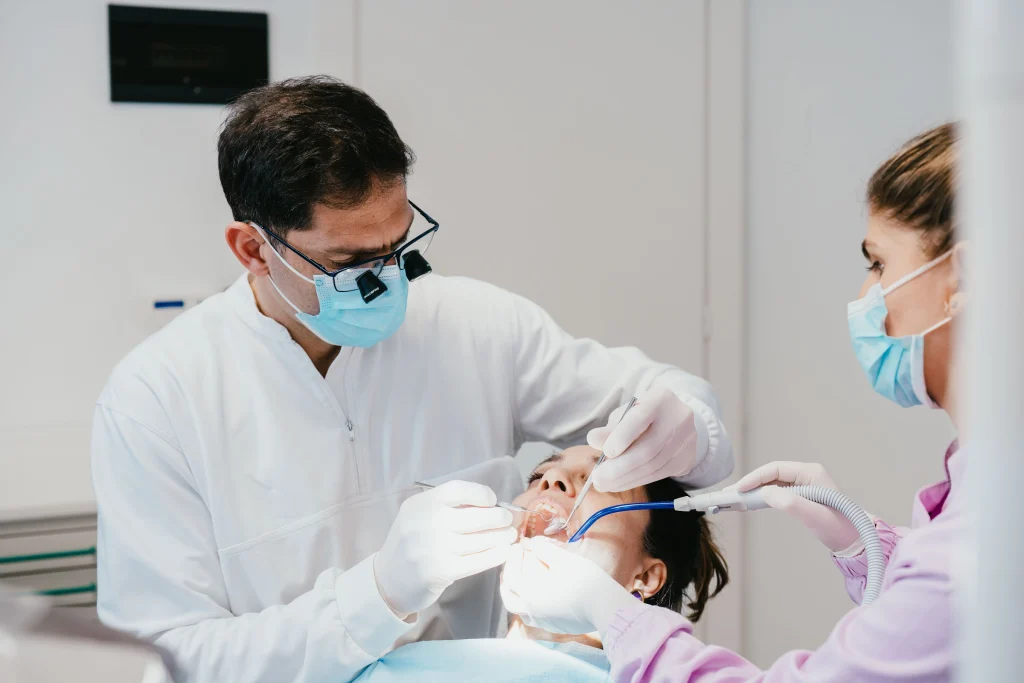 Trattamento in ambulatorio con l'assistente alla poltrona