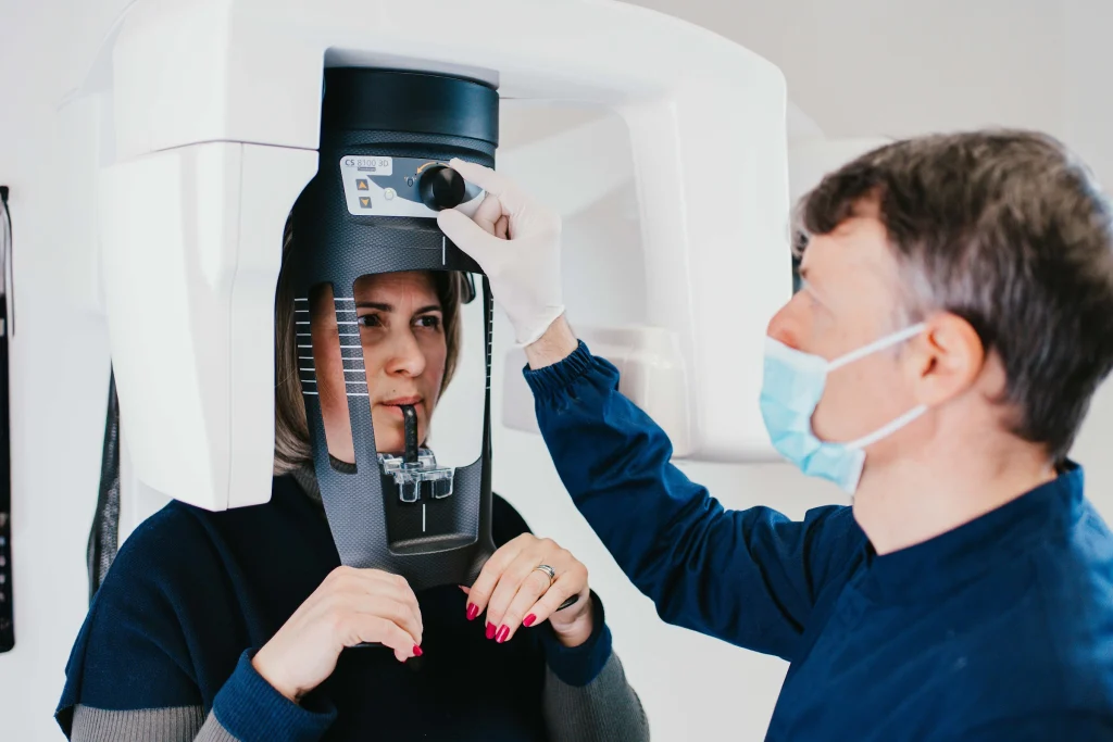Paziente durante un esame radiografico