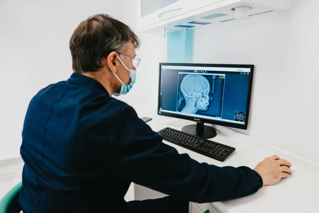 Odontoiatra che analizza un'immagine diagnostica al computer
