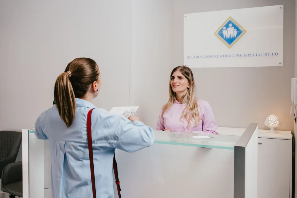 Accoglienza di una paziente alla reception